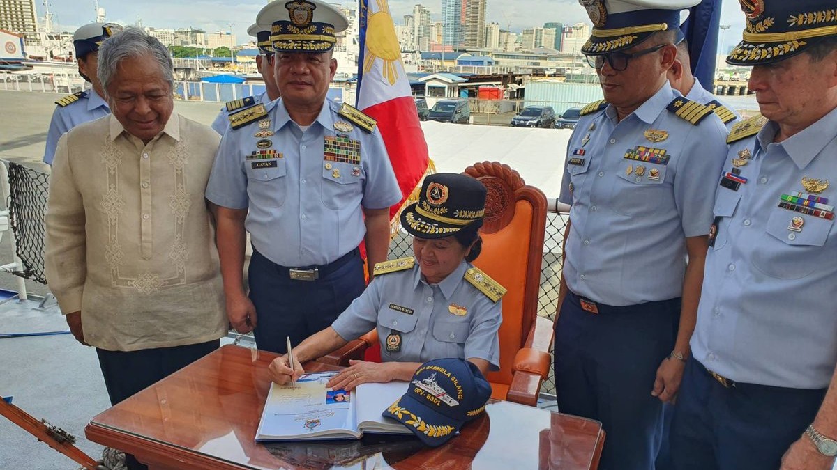 First Lady Liza Araneta-Marcos has joined the Philippine Coast Guard Auxillary and was given the honorary rank of Vice Admiral. Araneta-Marcos said she joined the PCG to inspire the men and women of the organization to fulfill their duty.
