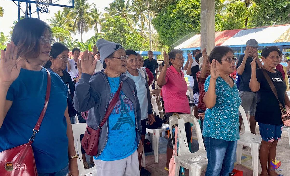 ​64 Albay farmers take oath as ARBs
