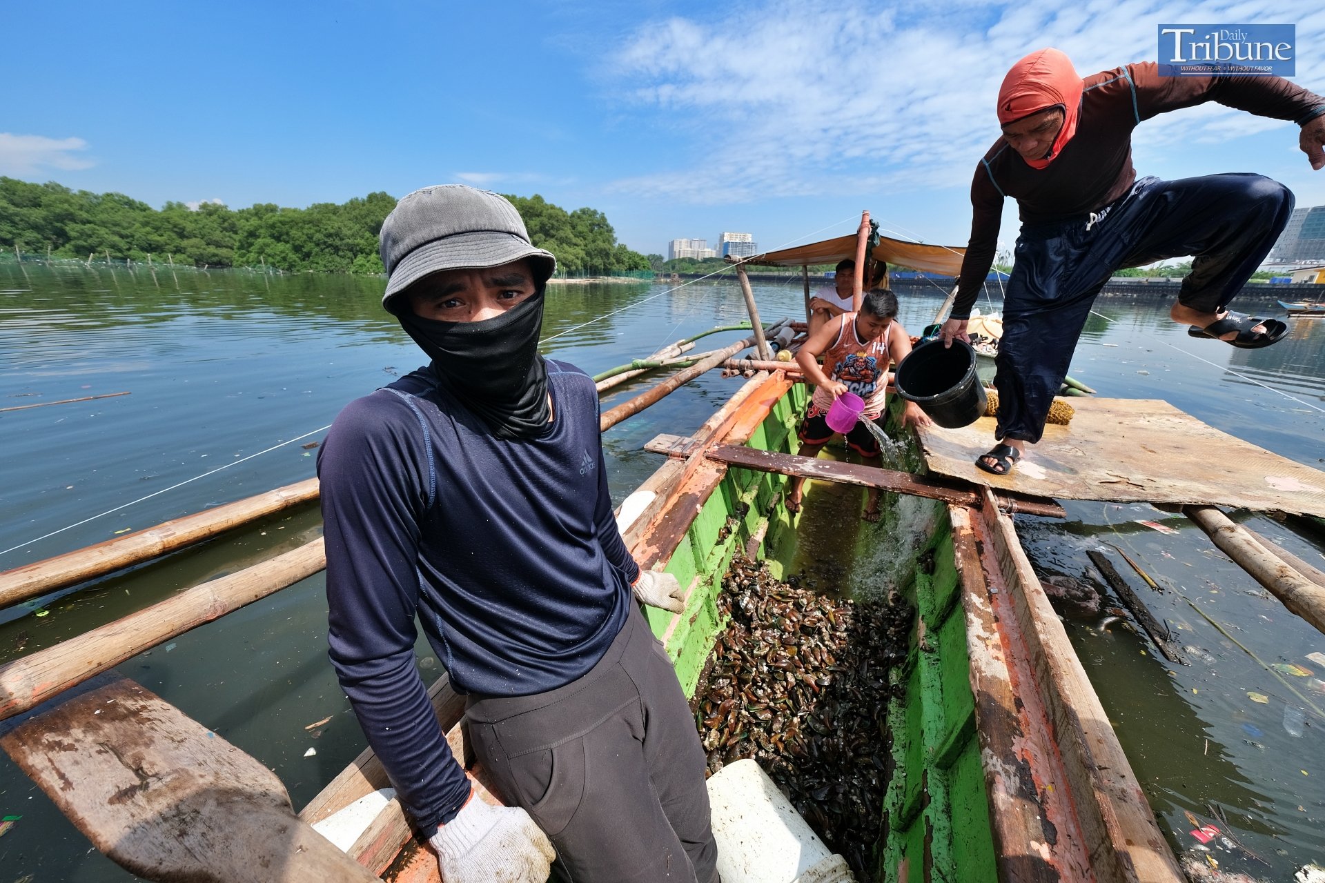 LOOK: The Cavite government has declared a No-Catch Zone for all shellfish (e.g., tahong, alimasag, alimango, and halaan) as well as a state of calamity in the municipalities of Bacoor, Kawit, Noveleta, Rosario, Tanza, Naic, Maragondon, and Ternate following an oil spill six days after M/T tanker Terra Nova sank while carrying 1.4 million liters of fuel. 

Here, fishermen were captured unloading shellfish from their boat at the Parañaque Fish Port in compliance with the provincial government's directive on Wednesday, 31 July 2024. 

Meanwhile, the Philippine Coast Guard stressed that fishing in areas affected by the oil spill in Manila Bay is not advisable.