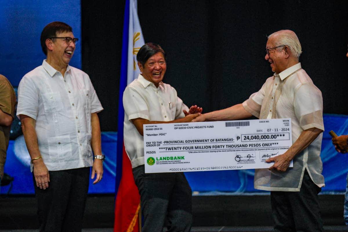 TRIBUNE-pbbm-gives-24mcheck-to-batangas-govt