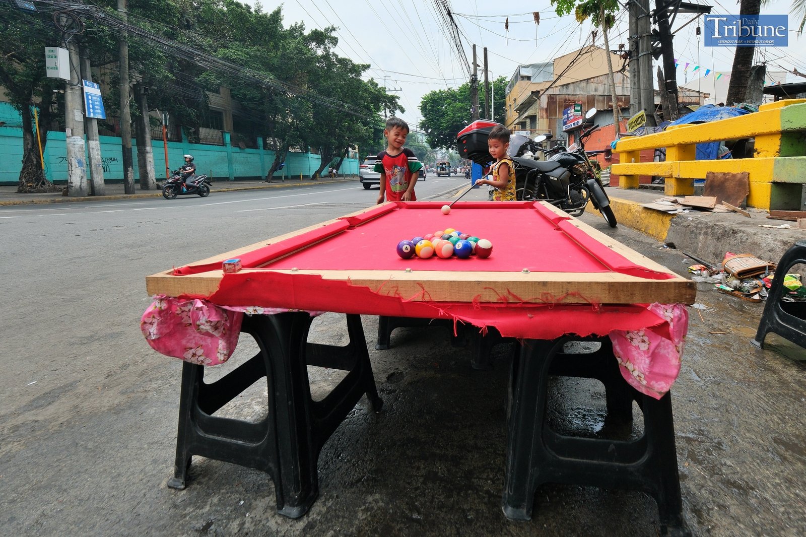 TRIBUNE-childrenplaying-billiards