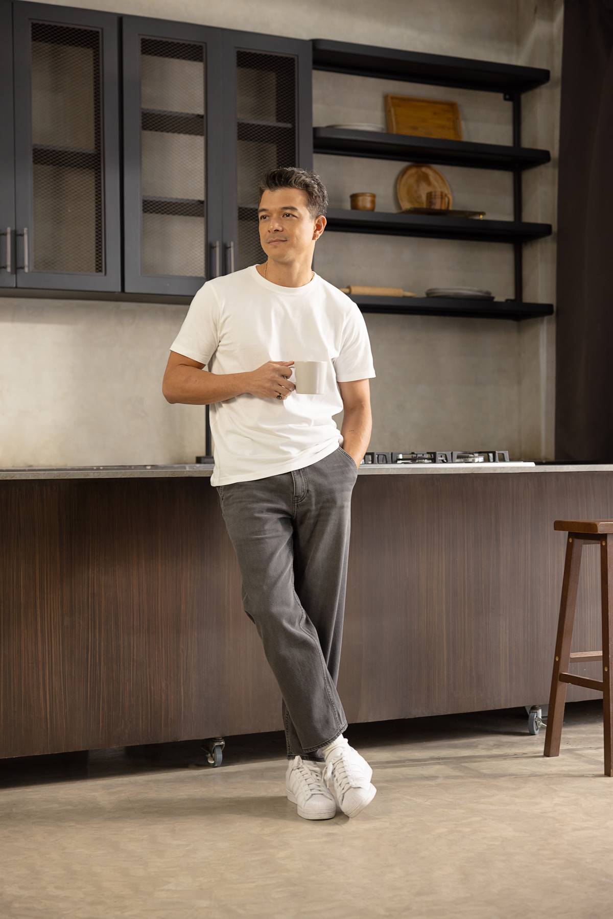 Jericho Rosales’ relaxed ankle jeans.