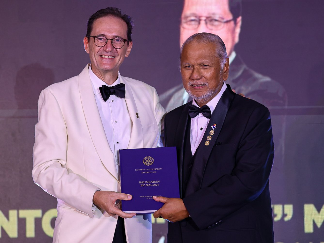 Outgoing Rotary Club of Makati president Senen ‘Bing’ Matoto (right) passes the torch of leadership to new RC Makati president, Keith Harrison during formal ceremonies and induction ball on 5 July 2024 at The Peninsula Manila in Makati.