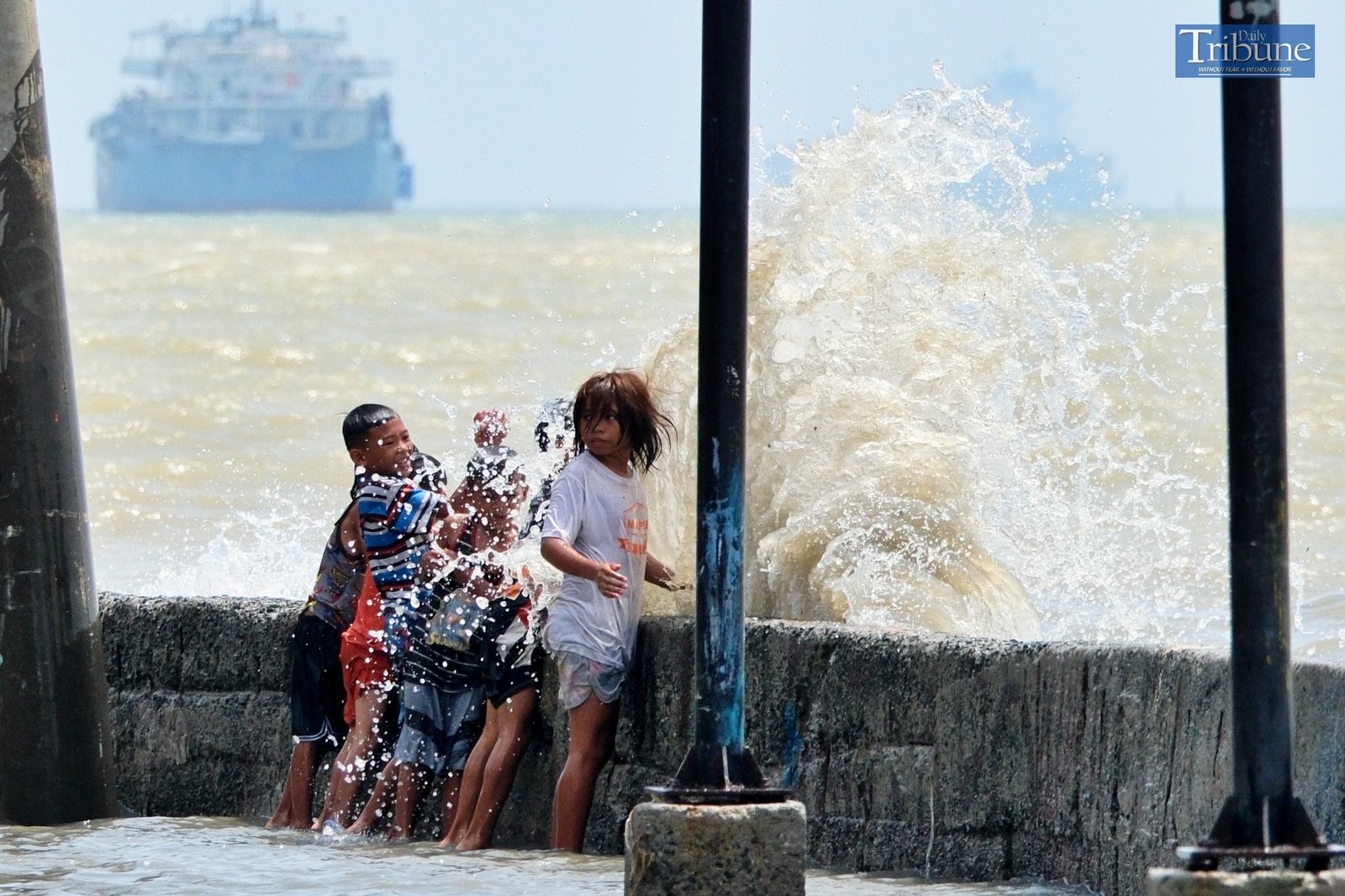 TRIBUNE-kids-playing-with-water