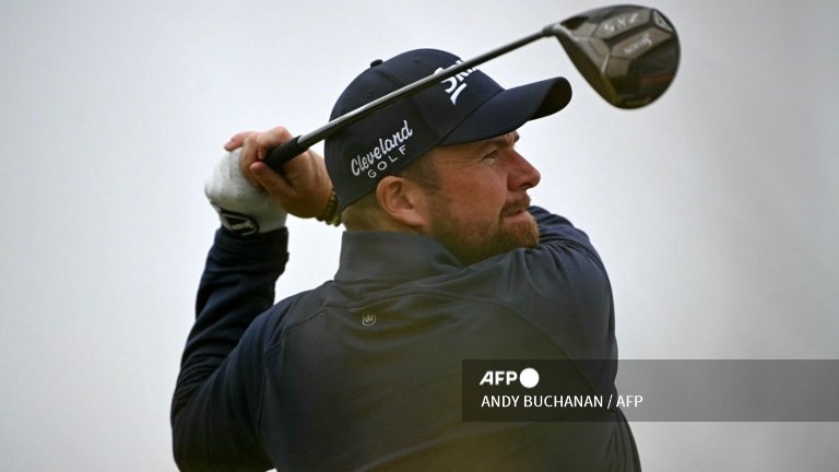 Lowry Leads as McIlroy and Woods Struggle at British Open