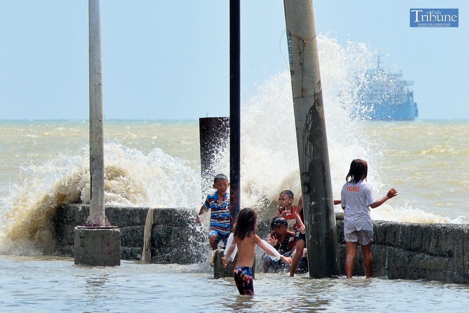 TRIBUNE-kids-playing-with-water
