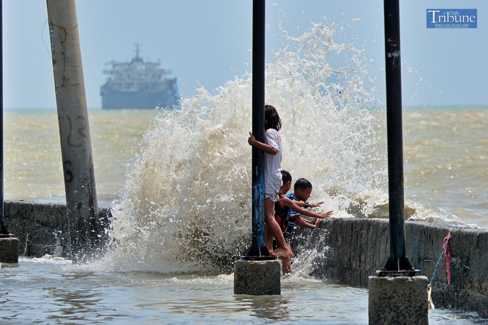 TRIBUNE-kids-playing-with-water