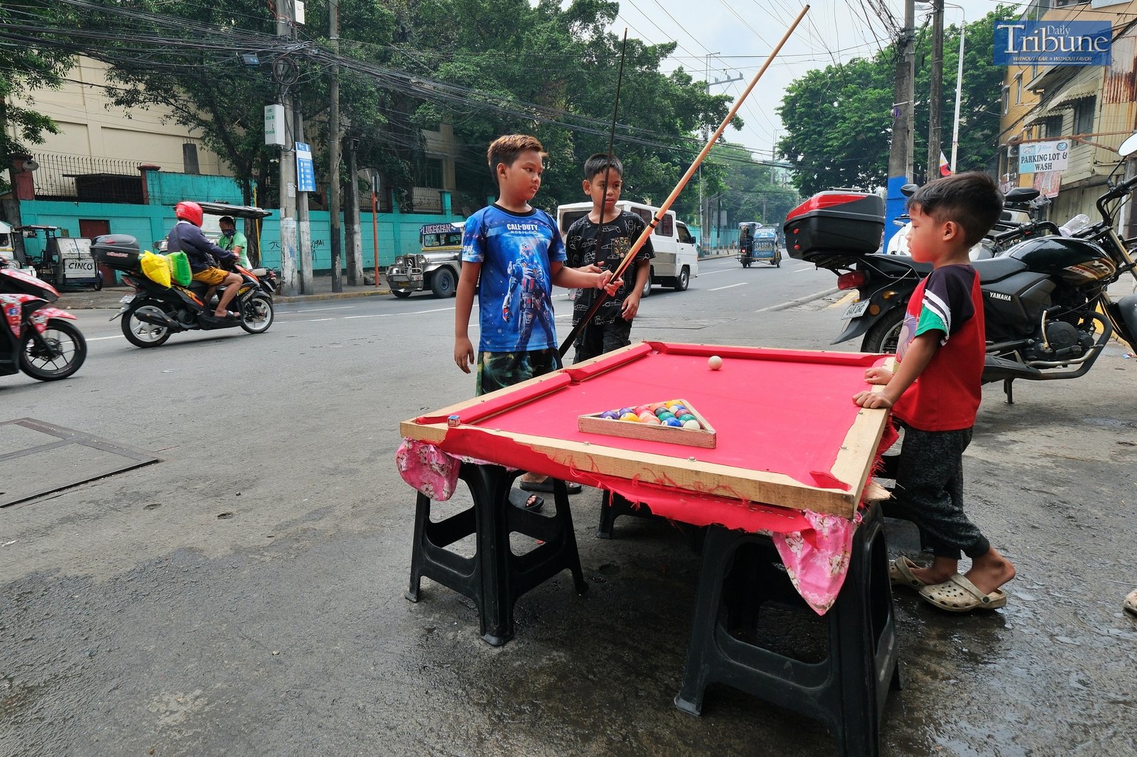 TRIBUNE-childrenplaying-billiards