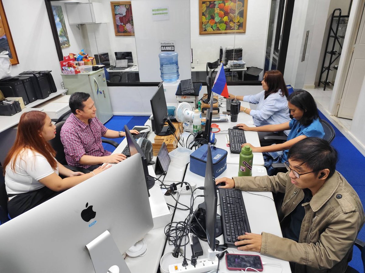 ONLINE team at work.
