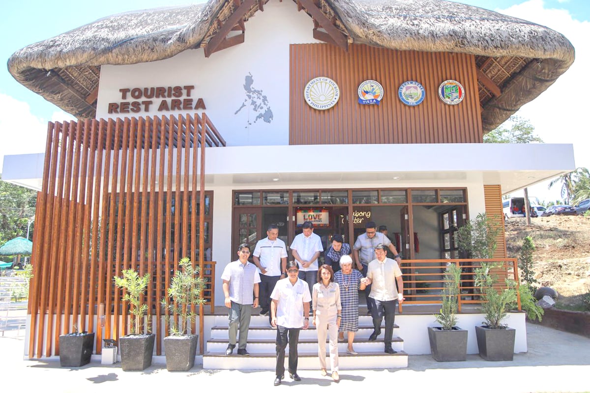 highlighted the role of local government units (LGUs)
in tourism development. In the program’s finale on
15 April 2024, fifteen LGUs from Luzon, the Visayas
and Mindanao were granted P255 million to finance
their innovative tourism infrastructure projects.