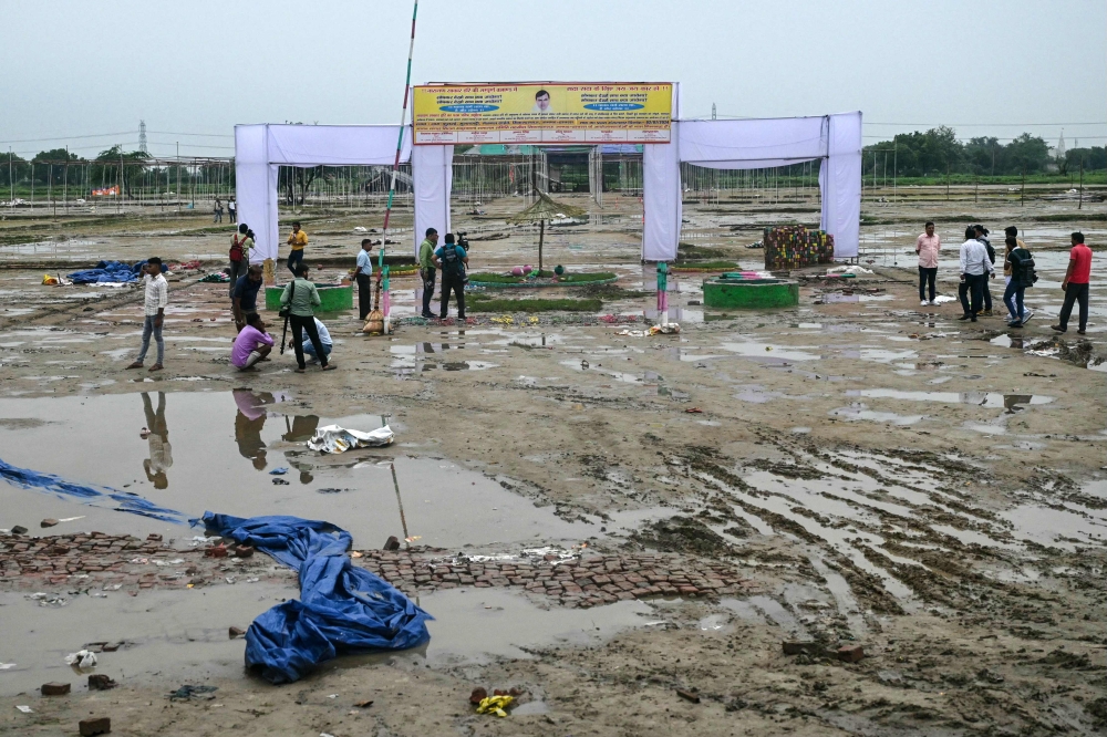 India stampede kills 121
