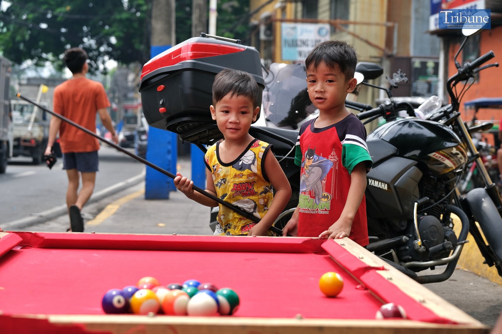 TRIBUNE-childrenplaying-billiards