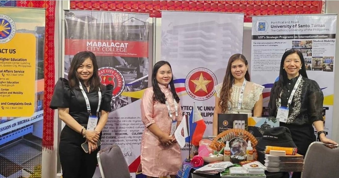 UST presents internationalization efforts at CHED’s education booth in Perth 