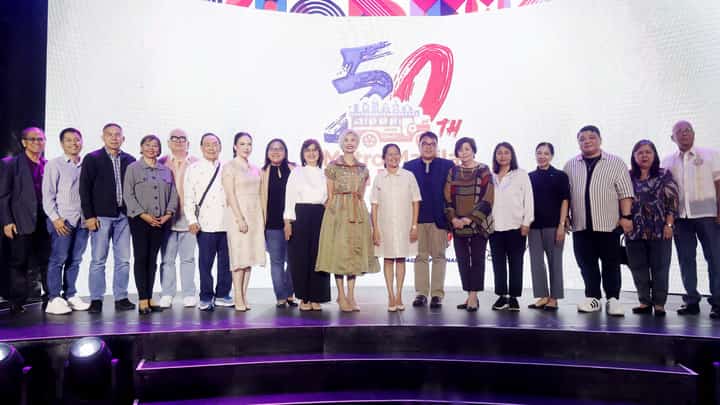 FIRST Lady Liza Araneta-Marcos (eighth from the right), Manila Mayor Honey Lacuna (tenth from left) and MMDA chairman Don Artes (seventh from right) with the officials of the 50th Metro Manila Film Festival.