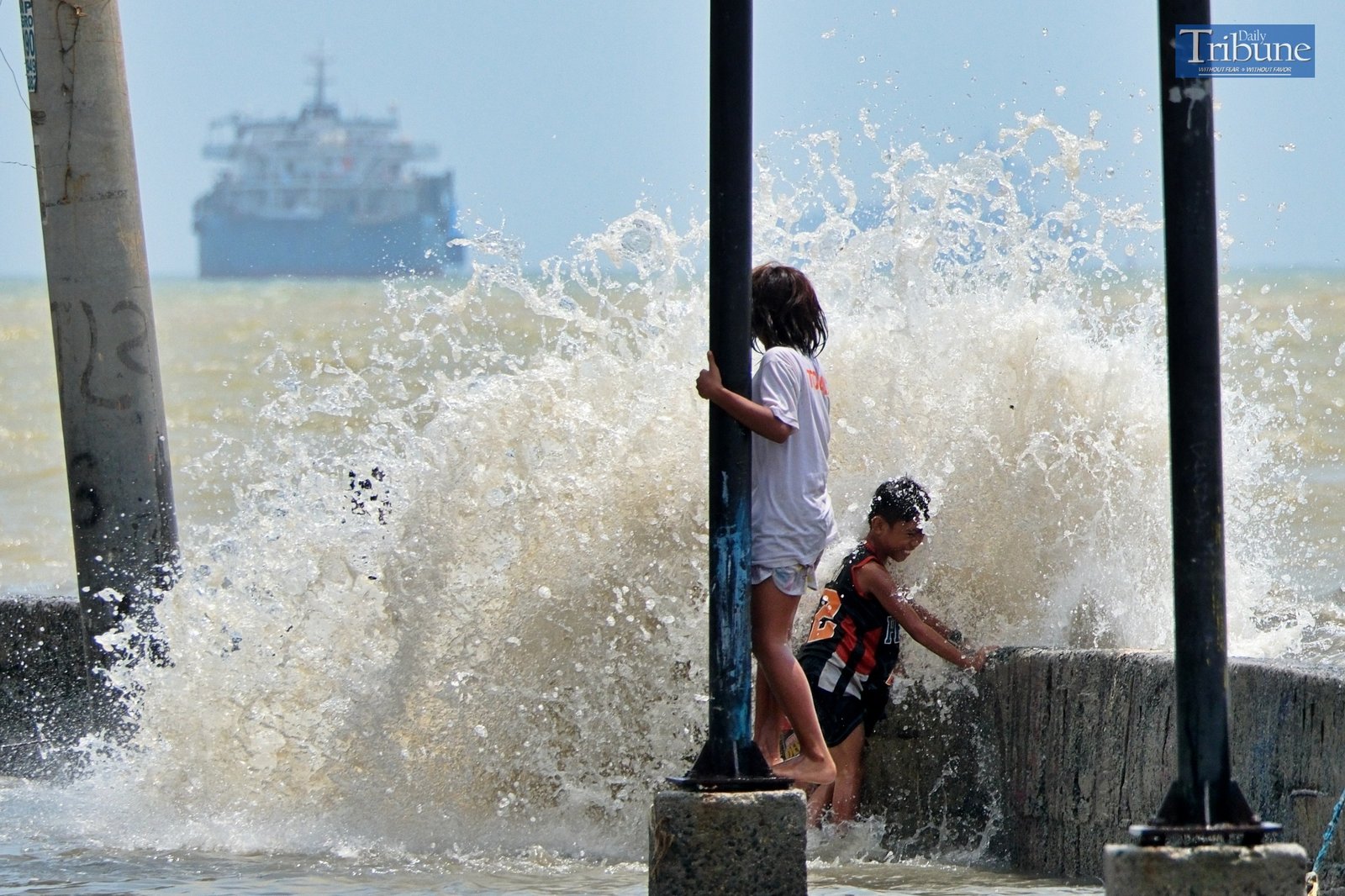 TRIBUNE-kids-playing-with-water