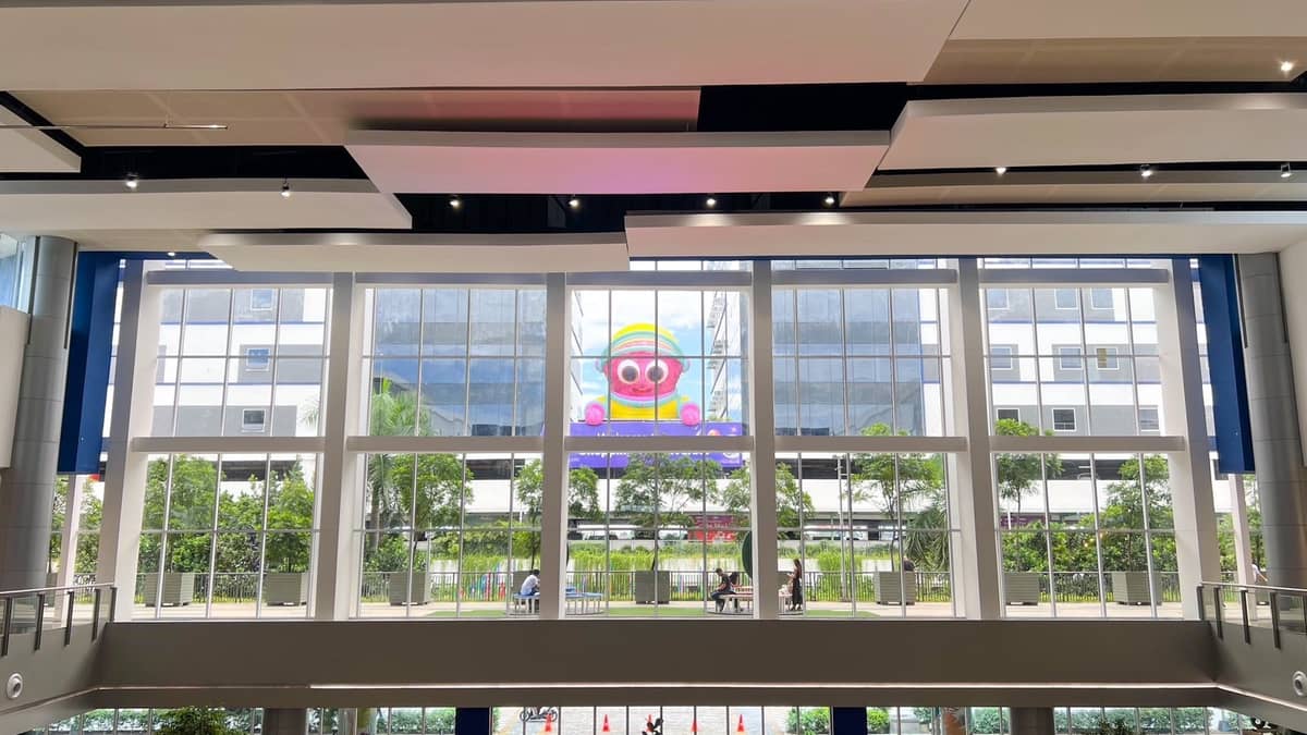 Located atop Tech Hub, 30-ft Clarky looking at all the
fun exciting encounters at the stretch of the 400M Sky Line.