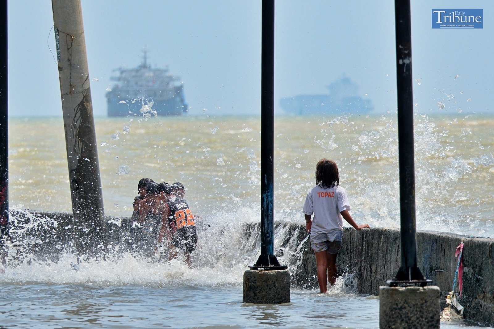 TRIBUNE-kids-playing-with-water