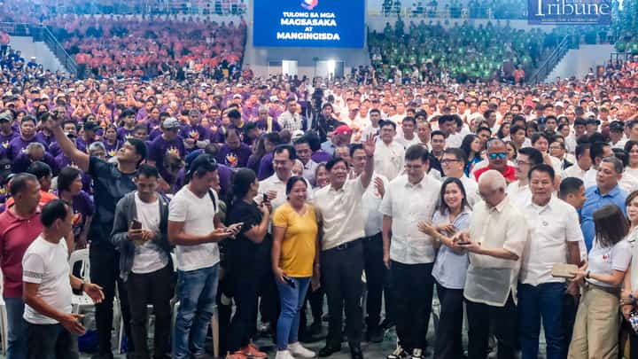TRIBUNE-pbbm-liza-distribution-groupphoto