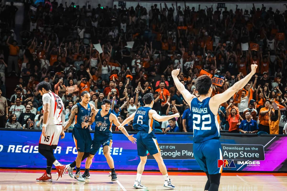 ENDING THE CURSE. Chris Newsome nails the game-winning basket to give the Meralco Bolts’ its first PBA championship. He is named as the Finals MVP after leading the Bolts in the Finals series against San Miguel Beermen. Photo courtesy of PBA Images
