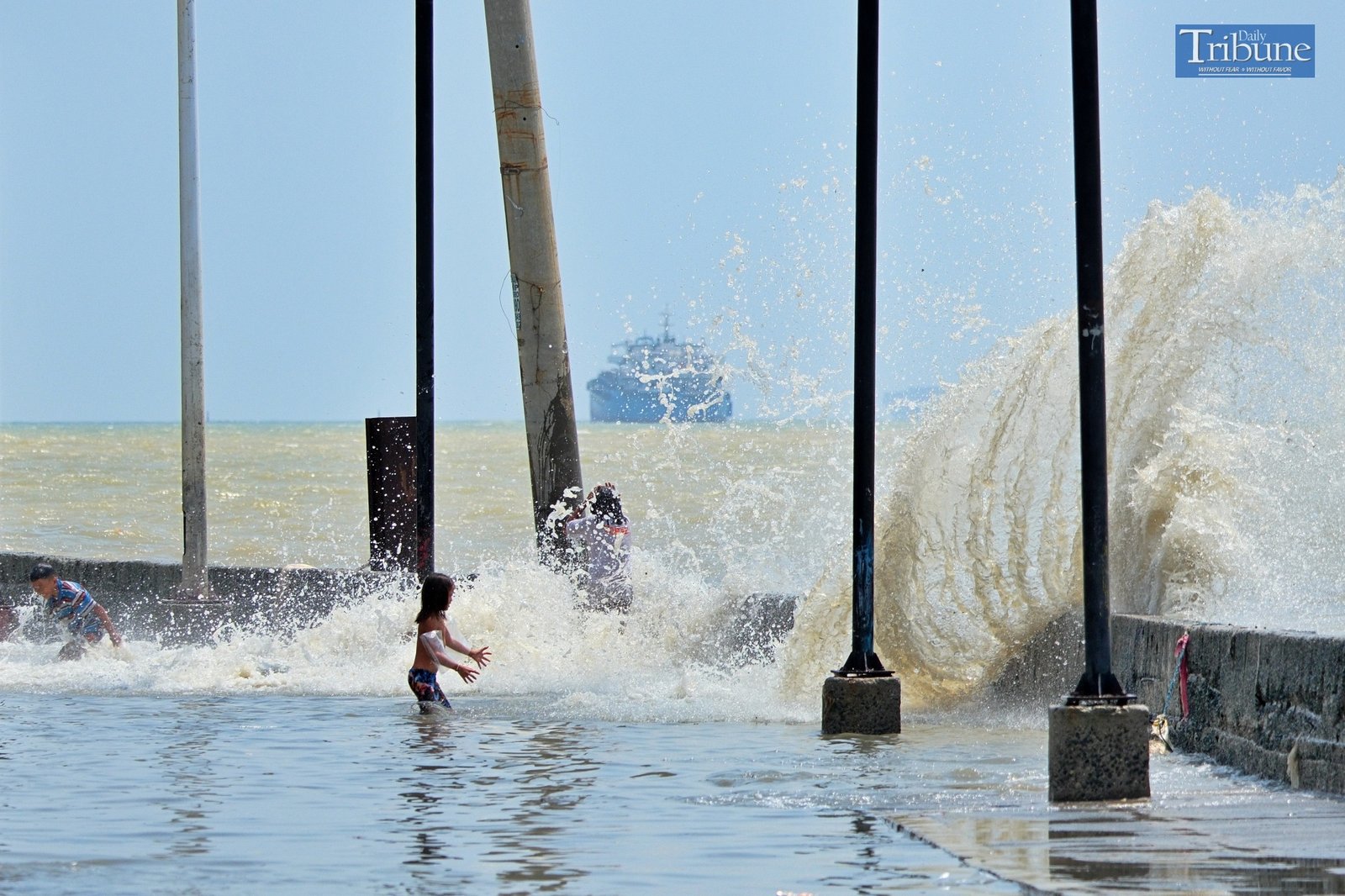 TRIBUNE-kids-playing-with-water