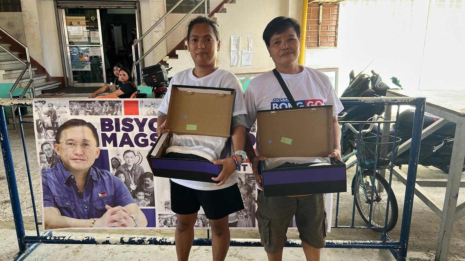 Bong Go assists displaced workers in Pangil, Laguna