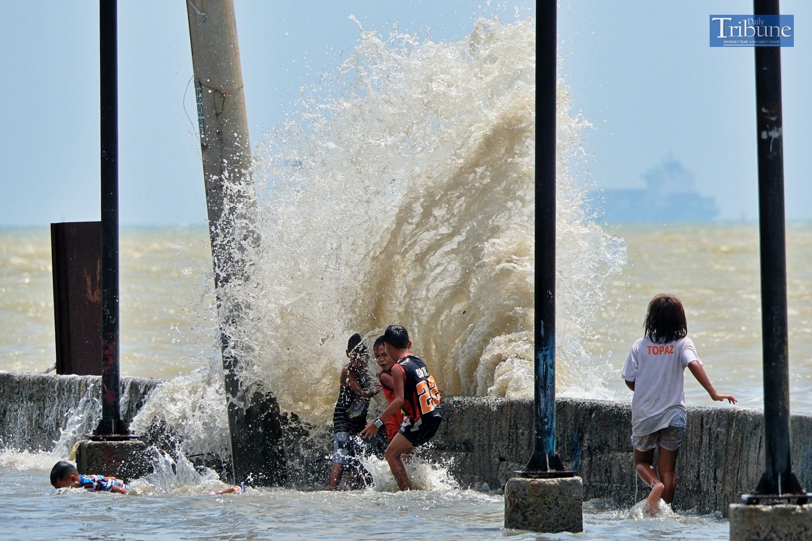 TRIBUNE-kids-playing-with-water