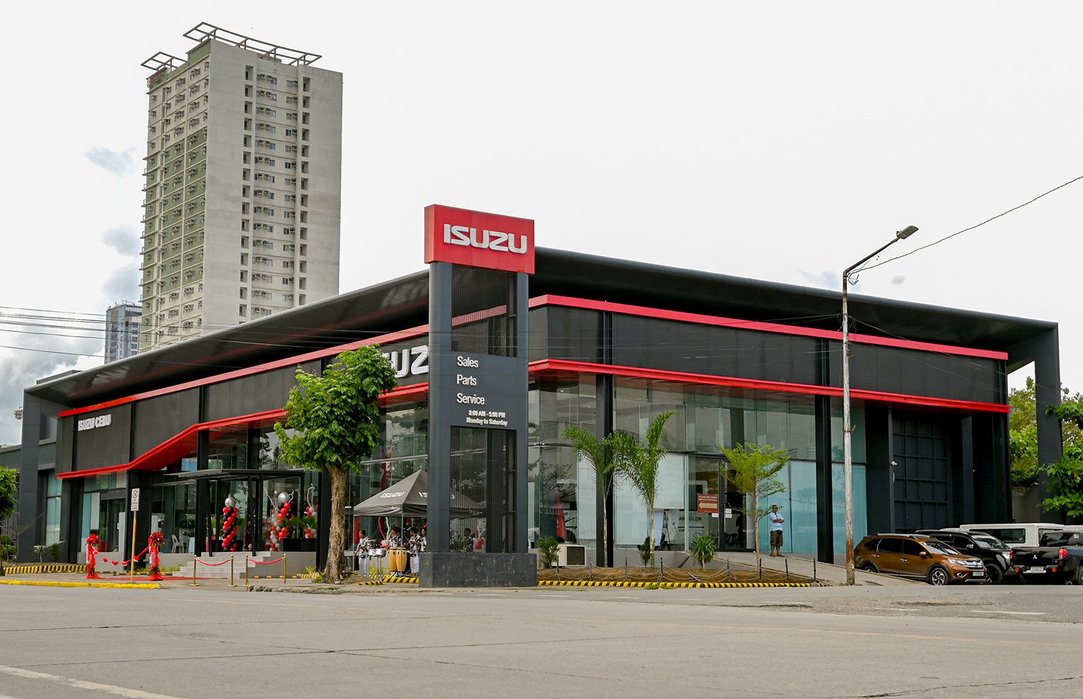  Isuzu’s bestselling pickup completes Cebu dealership makeover