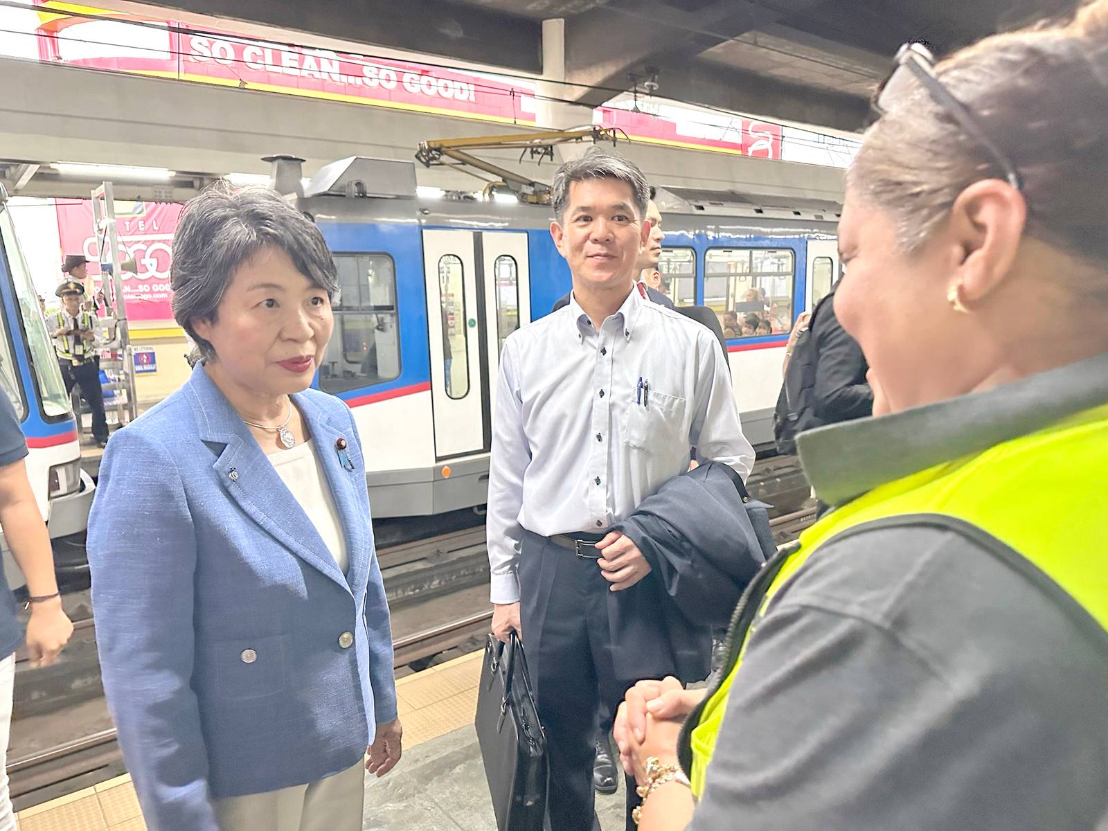 FM KAMIKAWA Yoko and Ambassador ENDO Kazuya ride the MRT-3, rehabilitated through Japan’s ODA.
