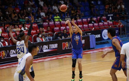Iba-ibang reaksyon sa 4-point shot
