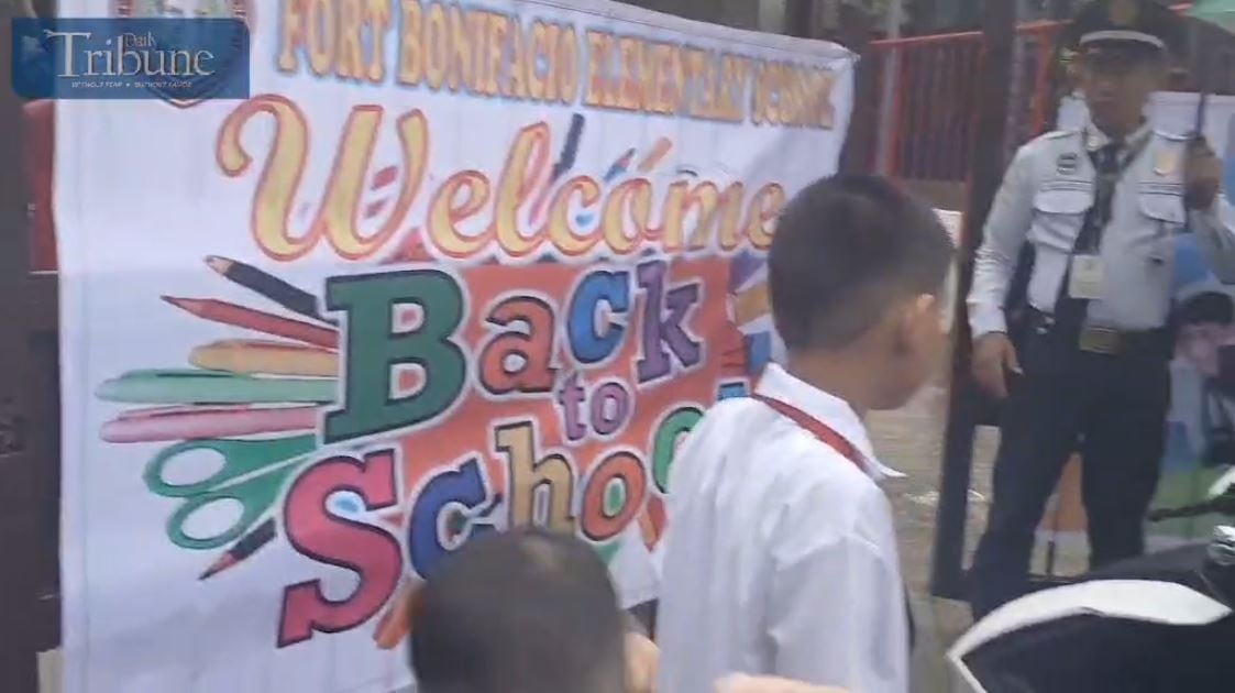 TRIBUNE-school-gate