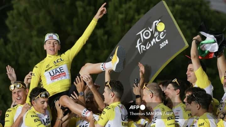 UAE Team Emirates team's Slovenian rider Tadej Pogacar celebrates his overall victory on the podium with teammates and staff after the 21st and final stage of the 111th edition of the Tour de France cycling race, a 33,7 km individual time-trial between Monaco and Nice, on July 21, 2024.