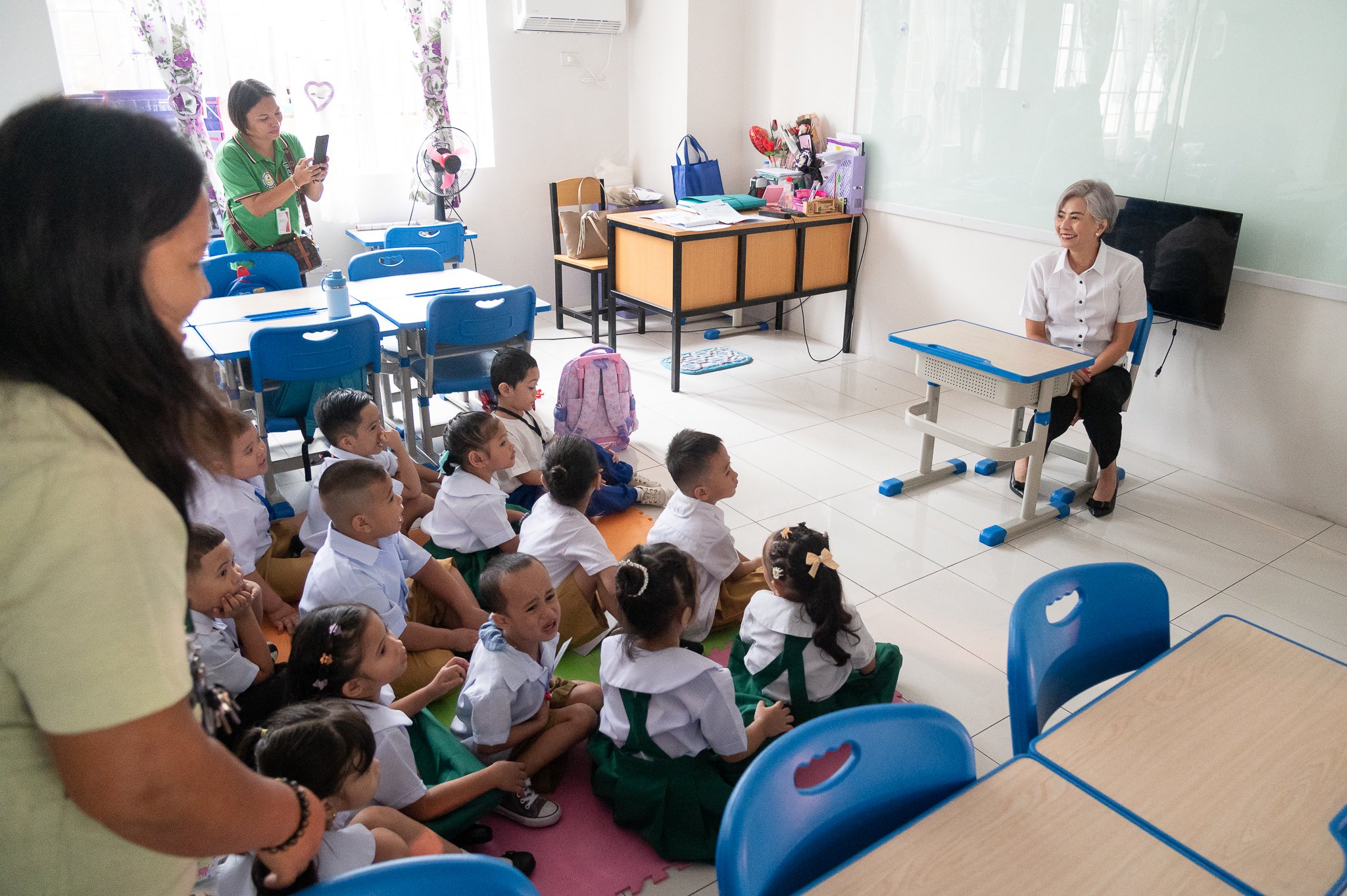 Manila, Munti students receive school supplies