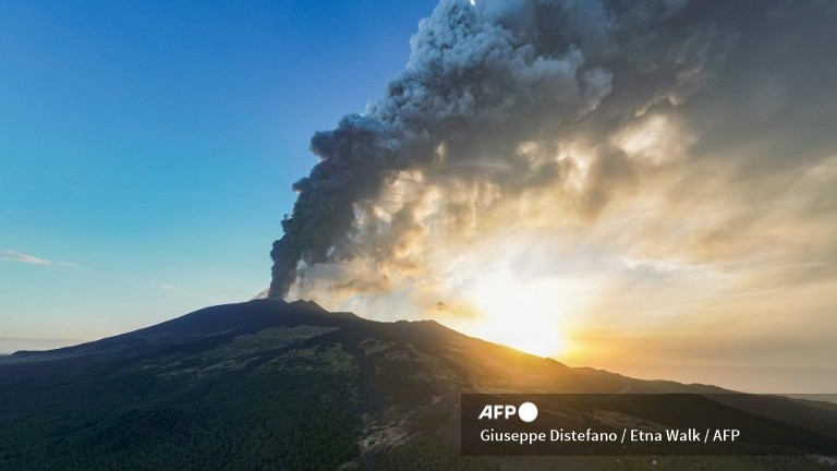 Mount Etna eruption disrupts flights at Catania international airport