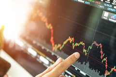 Bourse rebounds, tracks Wall Street