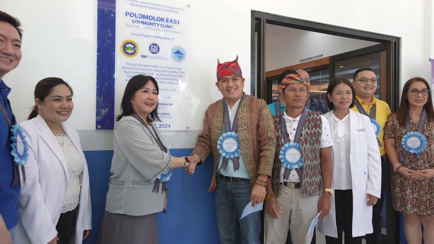 SM Foundation executive director for health and medical programs Connie Angeles with Municipal IP Mandatory Representative Jerome Ante, Polomolok Municipal Tribal Chieftain Danny Sumali (3rd, 4th, and 5th from left) with the rest of the PECC community during the turnover ceremony of the PECC.
