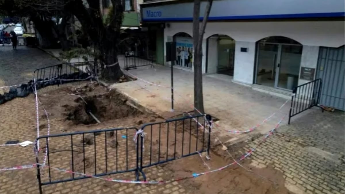 A hole in the street in front of a Banco Macro branch in San Isidro. Argentine authorities discovered an elaborate tunnel built to rob the bank.