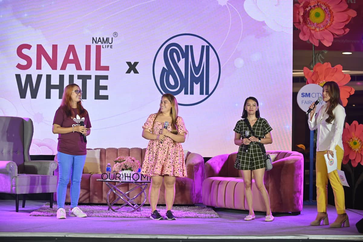 SuperMoms enjoy a trivia game courtesy of brand partner Snailwhite