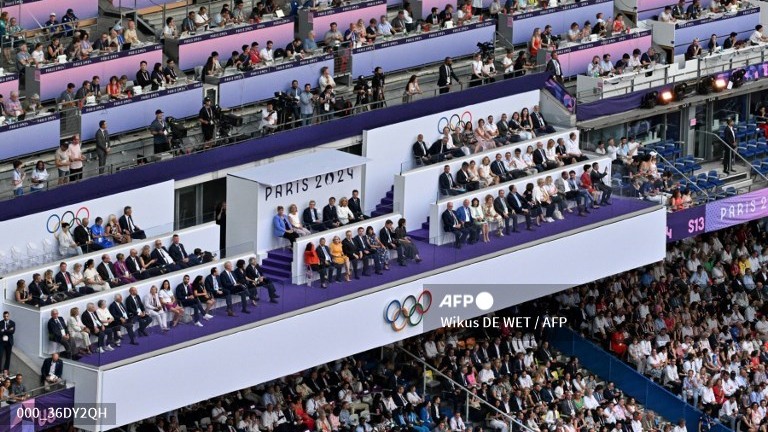 Paris bids triumphant 'au revoir' to Olympics