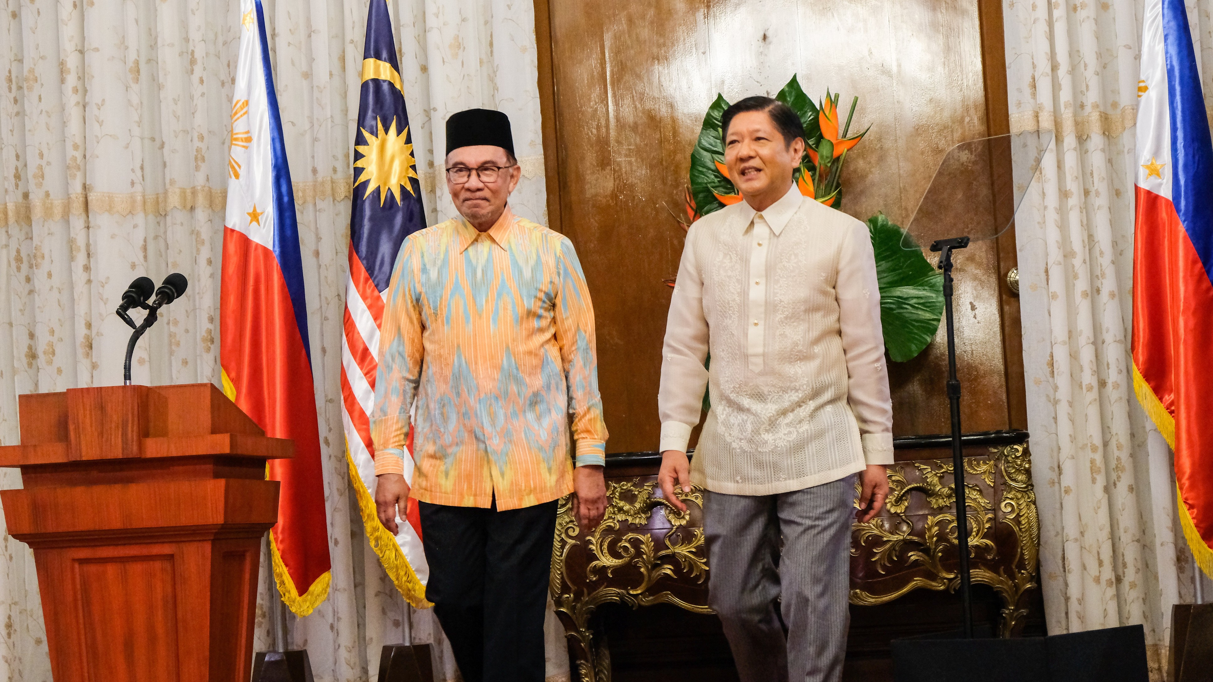 (FILES) Good friends Malaysian Prime Minister Datuk Seri Anwar Ibrahim (left) and President Ferdinand Marcos Jr. ensure there would be an amicable discussion of the Sabah territorial rift.