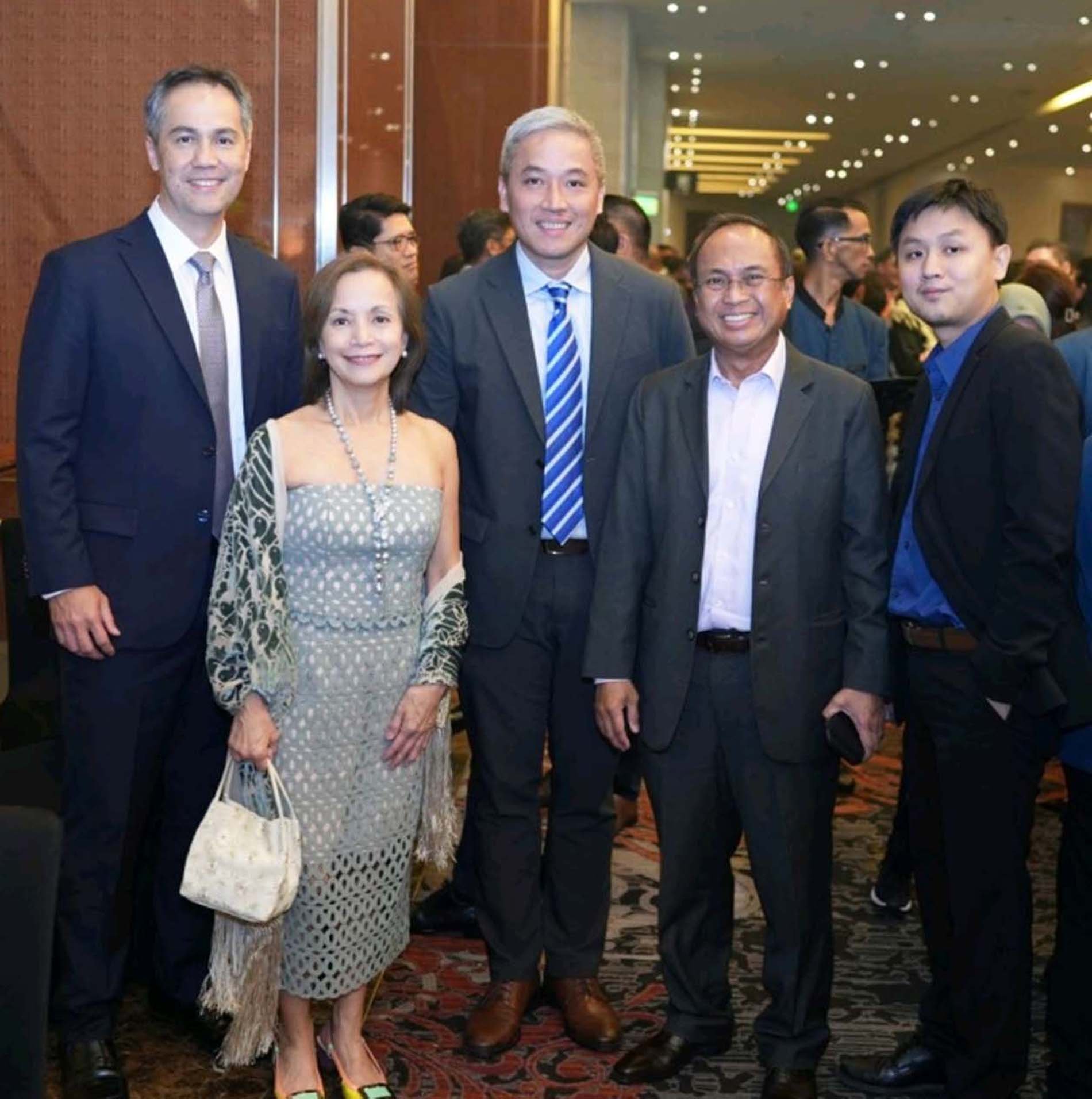Metrobank Corporate banking group Anton Yap, Mayet Caparas with Chinabank’s Alfredo Moreno, BDO’s Charles Rodriguez and Chinabank’s Cranston Ng.