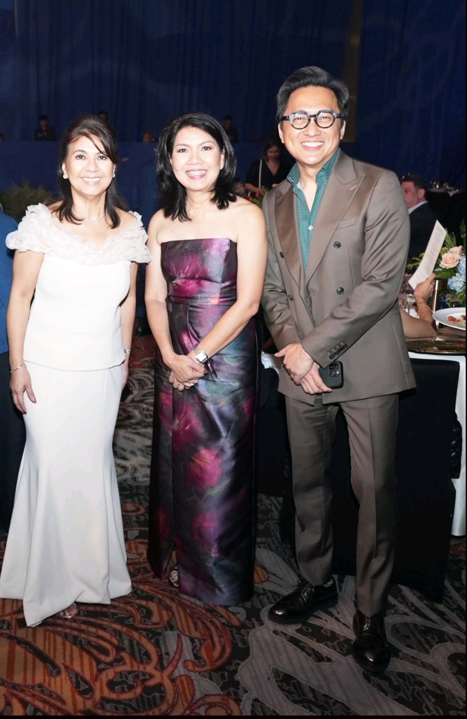 Megaworld president Lourdes Gutierrez Alfonso, Megaworld head of Operations Division Jennifer Romualdez and Megawide chairman Edgar Saavedra.
