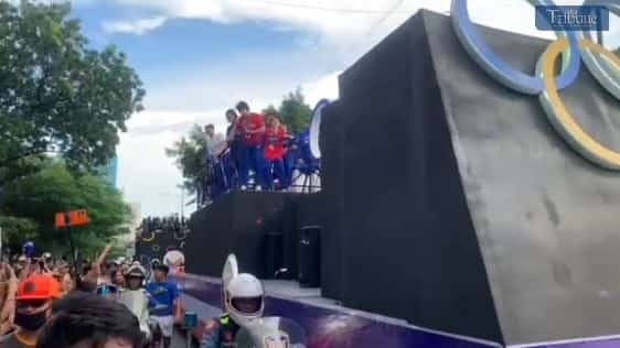 TRIBUNE-parade
