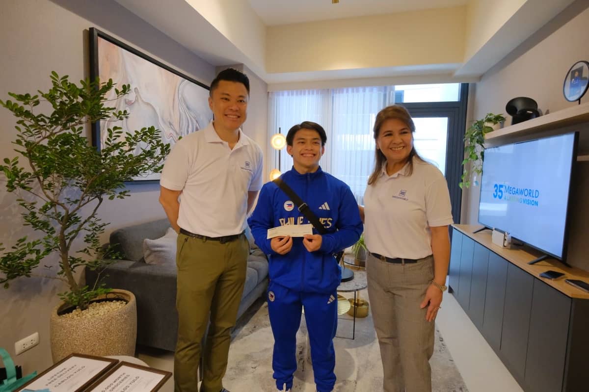 ‘Golden boy’ Carlos Yulo receives his P3-million cash bonus from property giant Megaworld, which is part of the company’s P35-million reward for the gymnast’s excellent performance at the 2024 Paris Olympic Games. On Wednesday, Yulo formally accepted the fully-furnished, three-bedroom condo unit at McKinley Hill in Taguig City from Kevin L. Tan, president and CEO, Alliance Global Group Inc., the parent company of Megaworld; and Lourdes T. Gutierrez-Alfonso, president, Megaworld Corporation.