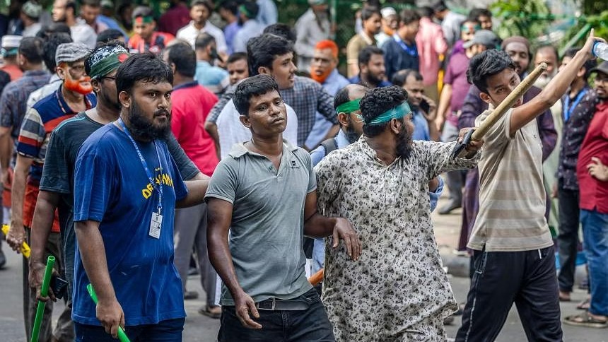 Bangladesh mob beats suspected supporters of ex-PM 
