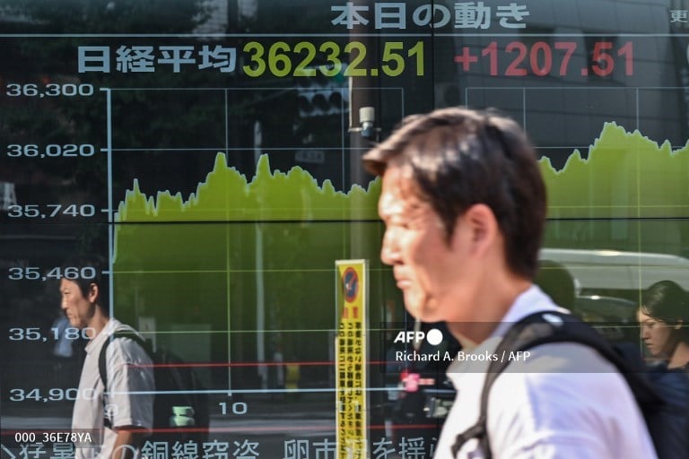 Stocks mostly rise before tech earnings, central bank calls