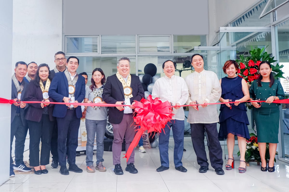FOTON Philippines executives, local government officials and dealership principals lead the ribbon-cutting.