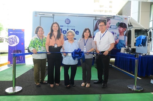 SM Group matriarch Felicidad Sy (center) leads the ribbon-cutting ceremony of SM Foundation’s launch of its newest and sixth mobile clinic at the SM Mall of Asia in Pasay City on 7 August. With her are (from left) SM Retail’s Rose Siaco, SM Foundation’s executive director Debbie Sy, health and medical programs executive director Connie Angeles, and trustee Engr. Ramon Gil Macapagal.