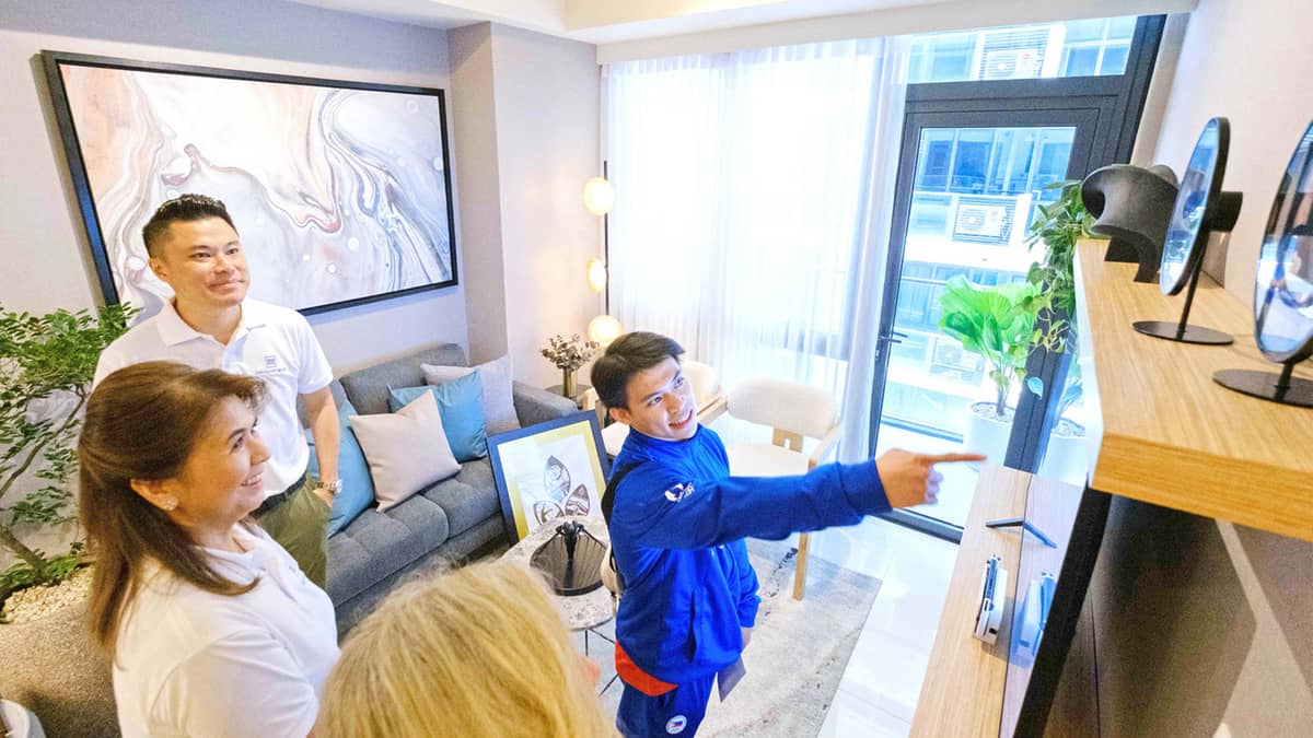 GIFTING him a home inspired by his historic success, Megaworld included snapshots of Carlos Yulo’s iconic
moments at the Paris Olympic Games in every corner of his abode. Looking on are Lourdes T. Gutierrez-Alfonso,
president, Megaworld (foreground, left) and Kevin L. Tan, president and CEO, Alliance Global Group,
Inc. (AGI), the parent company of Megaworld.