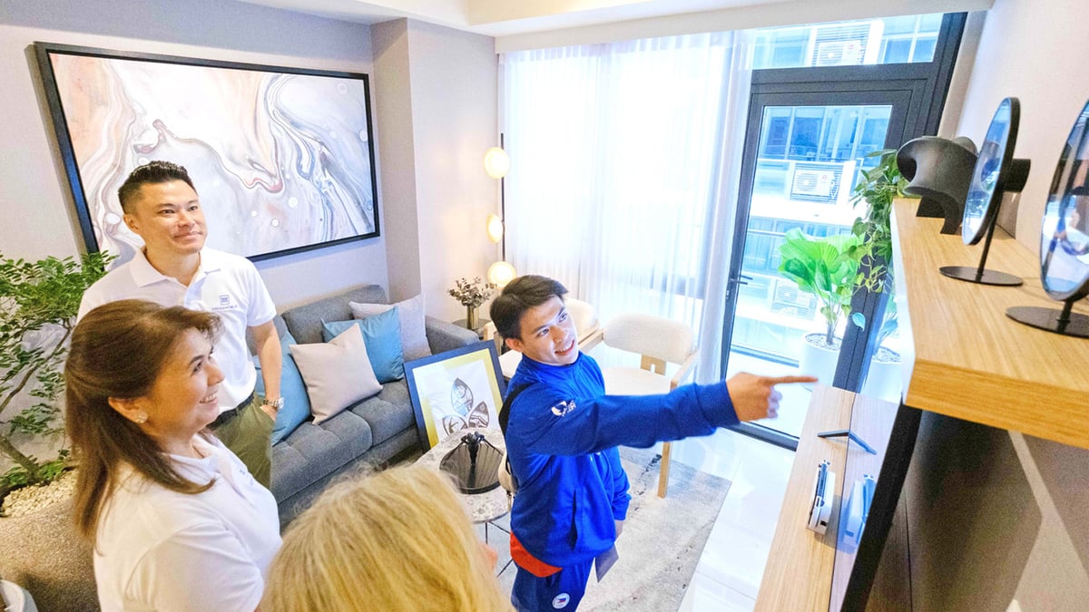 GIFTING him a home inspired by his historic success, Megaworld included snapshots of Carlos Yulo’s iconic
moments at the Paris Olympic Games in every corner of his abode. Looking on are Lourdes T. Gutierrez-Alfonso,
president, Megaworld (foreground, left) and Kevin L. Tan, president and CEO, Alliance Global Group,
Inc. (AGI), the parent company of Megaworld.