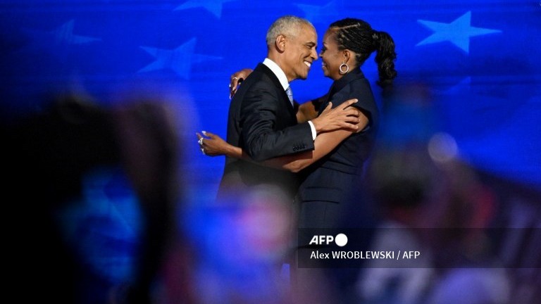 Obamas rally Democrats in Chicago